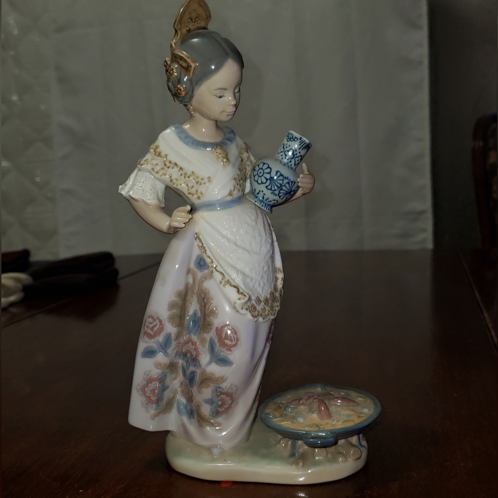 1984 Lladro Making Paello